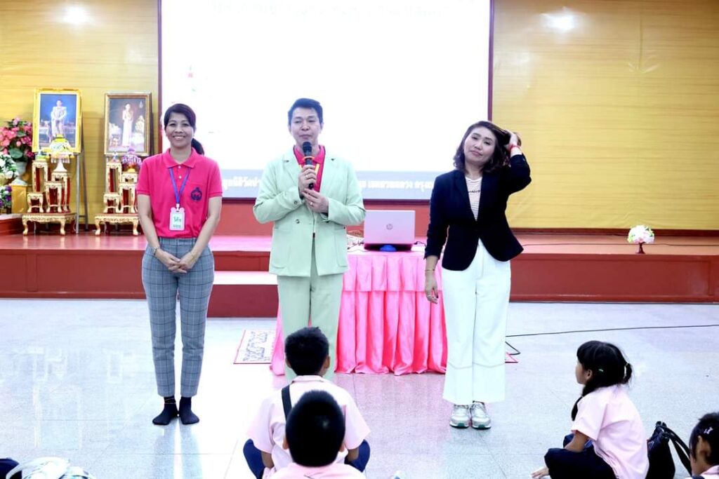 โค้ชตุ้ยและทีมวิทยากรจัดอบรมสร้างภูมิคุ้มกันยาเสพติดให้เยาวชนที่โรงเรียนมูลนิธิวัดปากบ่อ