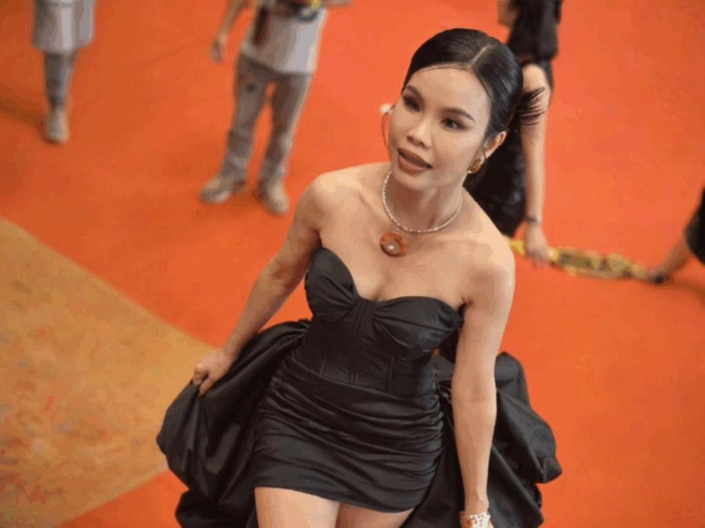 “รุ้ง ราวรรณ” สวยเริ่ด คว้ารางวัลแบรนด์ธุรกิจดีเด่น ประจำปี 2025 พา Easy Easys Gold โกยยอดขายทะยานสู่ 5,000,000 ถุง