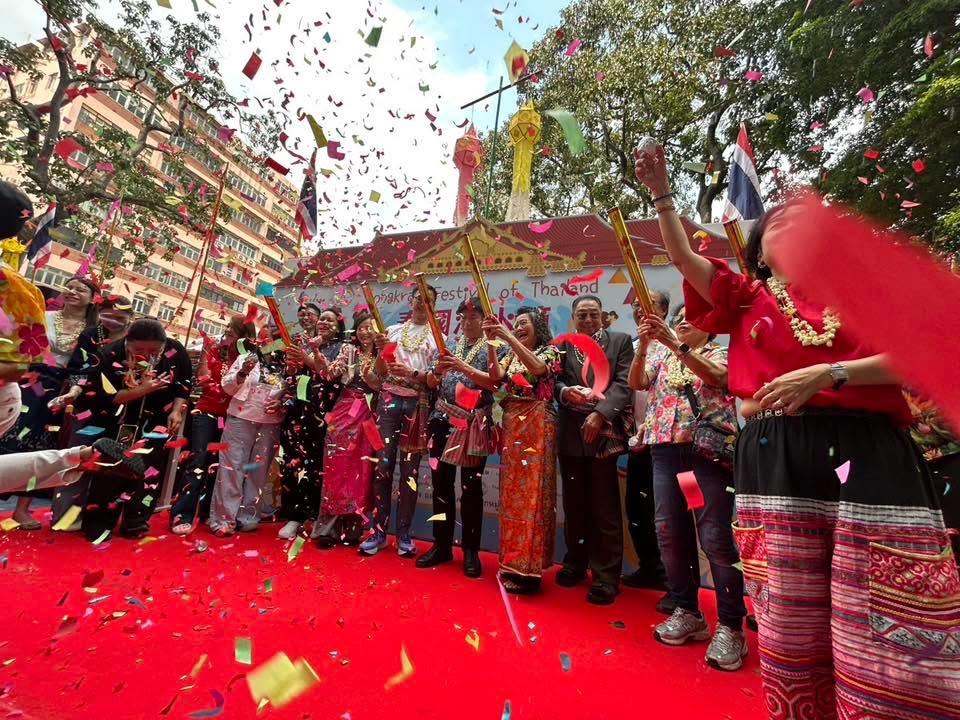 ฮ่องกงคึกคักรับสงกรานต์ไทย ‘สายรุ้ง’ ลูกครึ่งไทย-ฮ่องกง วัย 13 ปี คว้าดับเบิลแชมป์เทพีสงกรานต์ สะท้อนพลัง Soft Power ไทยสู่เวทีโลก